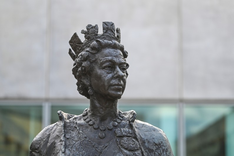 queen elizabeth-statue