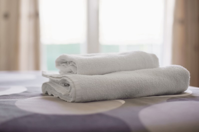 accomodation-towels-bed