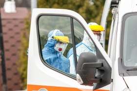 Pop-up COVID-testing site established for truckies crossing Queensland border