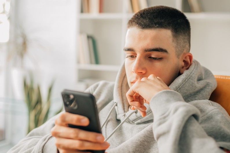 teenage-boy-mobile-phone