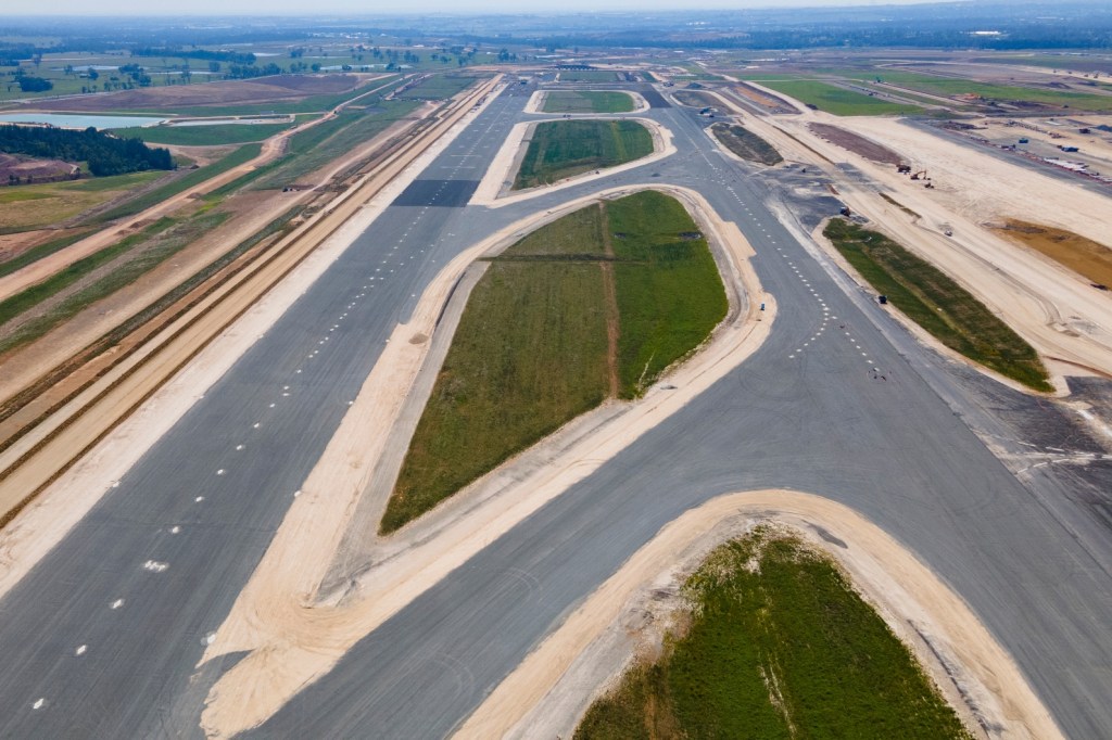 airport-runway-sydney